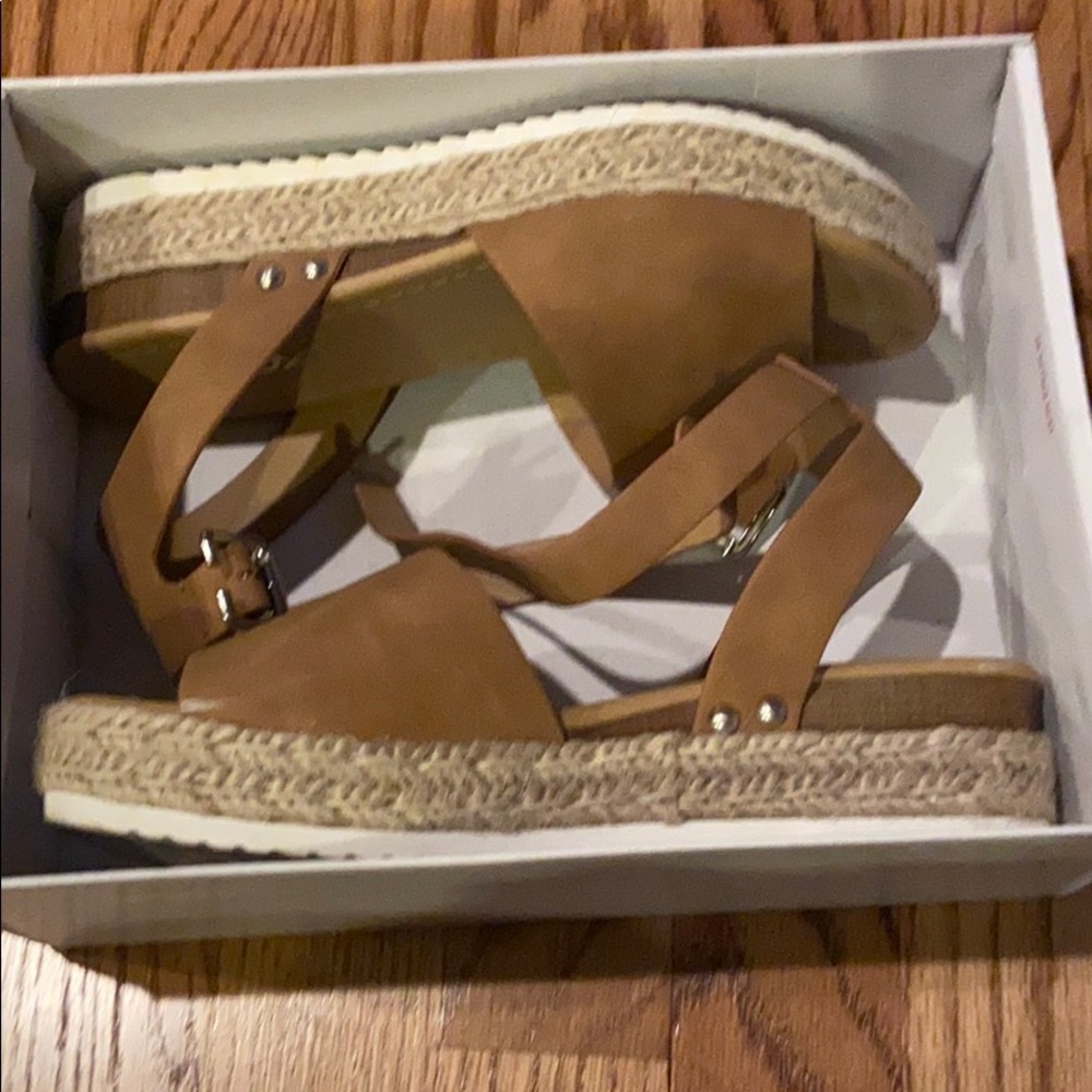 Girls size 3 tan sandal